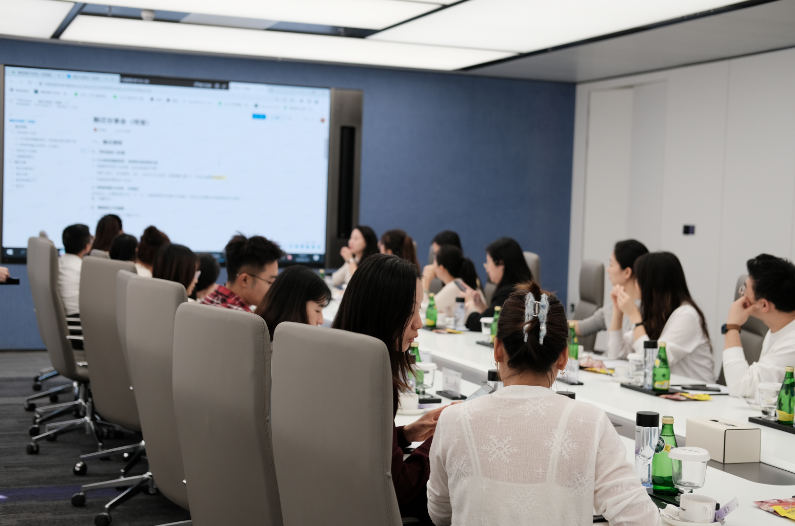 A briefing session during a business visit to Transsion's Shenzhen headquarters