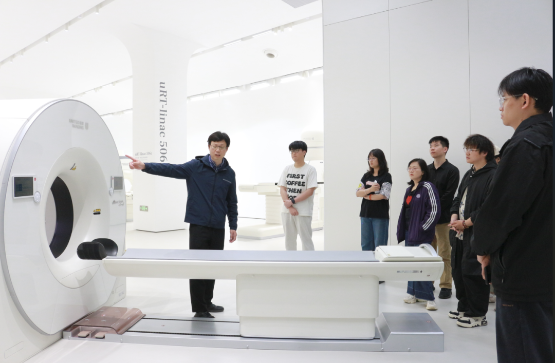 A guide presenting the uRT-linac radiotherapy system to a visiting delegation