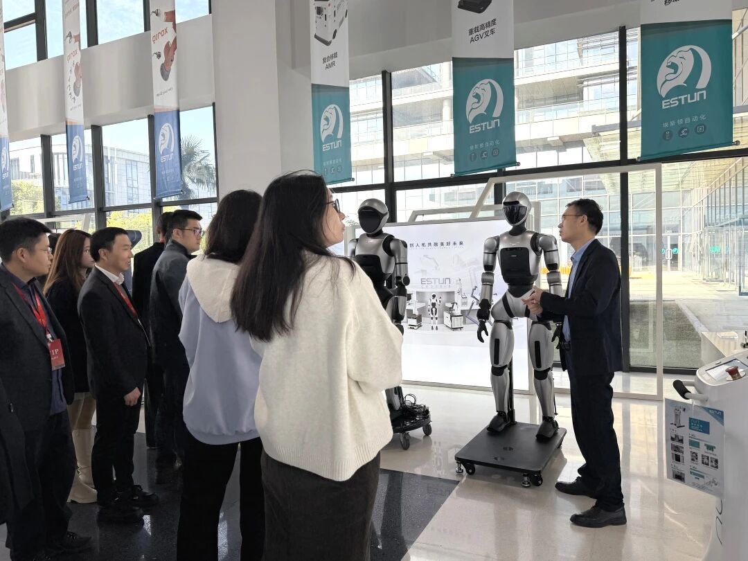 Humanoid robots on display in the Estun exhibition hall during a delegation visit