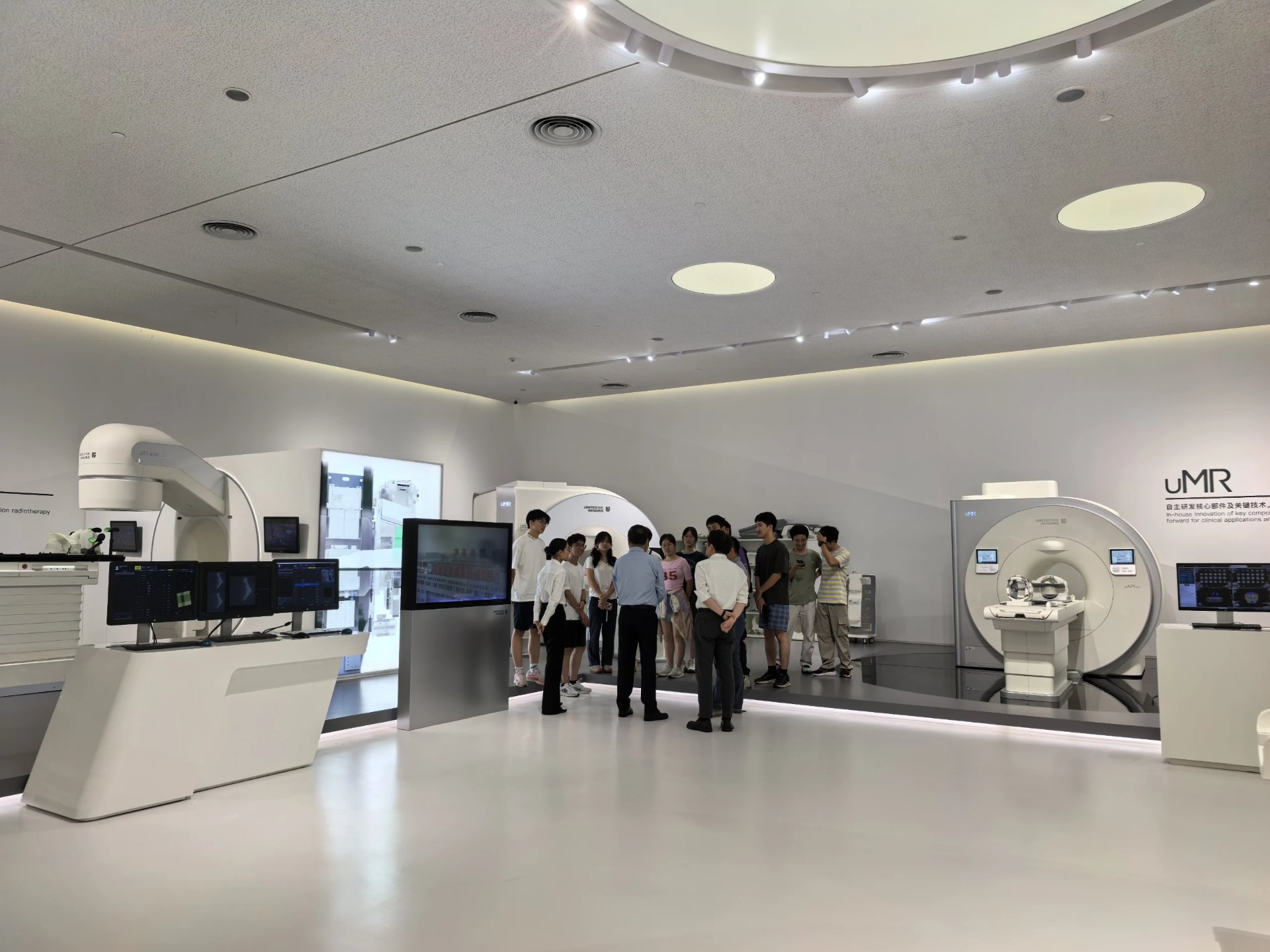 The United Imaging exhibition hall, with MR, CT and radiotherapy systems laid out along a single circuit