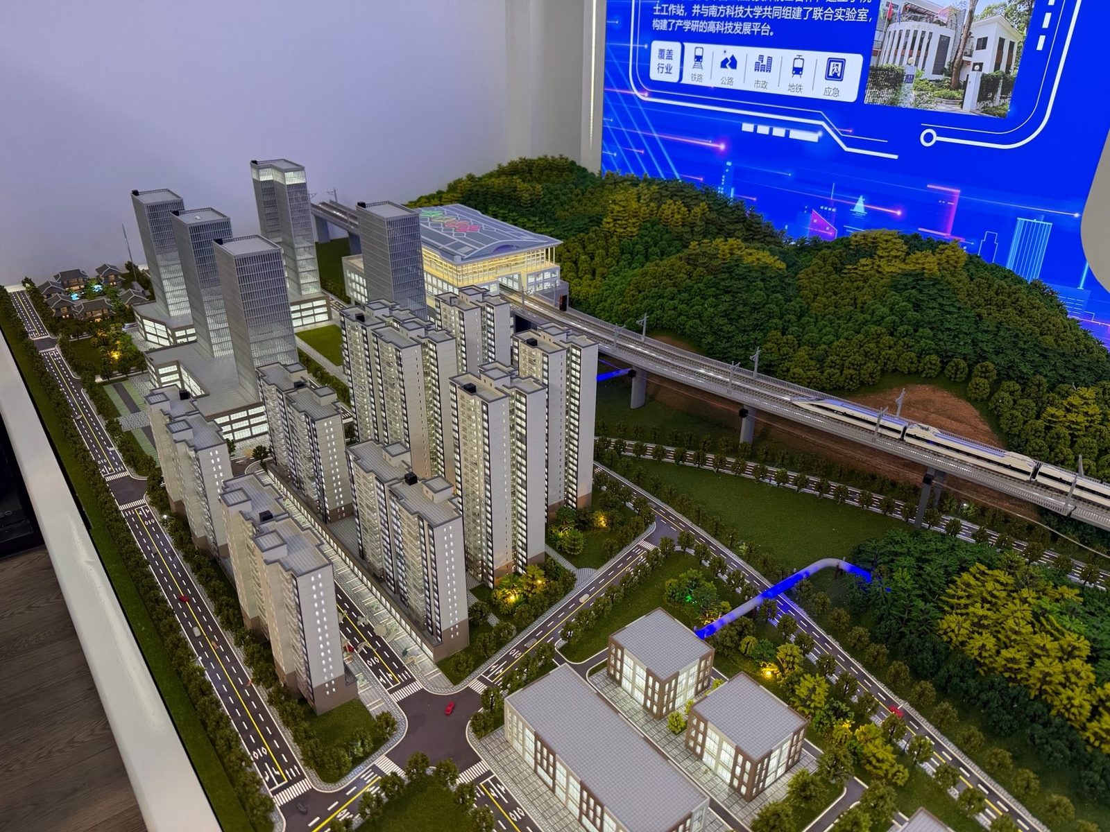 The exhibition hall: rail, road, municipal and tunnel monitoring presented on a working city model