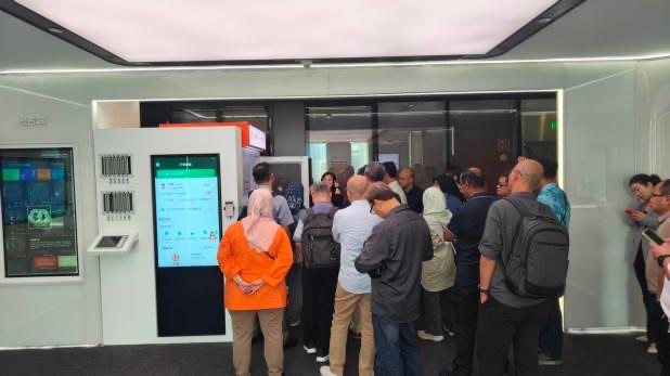 Malaysian ministry delegation at Ping An's Shenzhen technology showroom