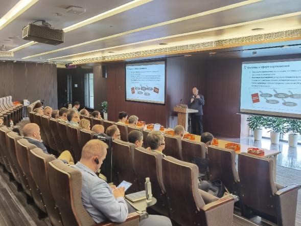 Russian business-school delegation in a closed-door session at Ping An, Shanghai